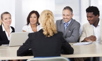 اكثر خمس اسئلة شيوعا في المقابلات (وكيف تجيب عليها مثل الرؤساء)